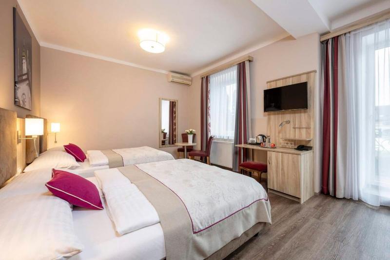 Superior Room with Balcony image 3