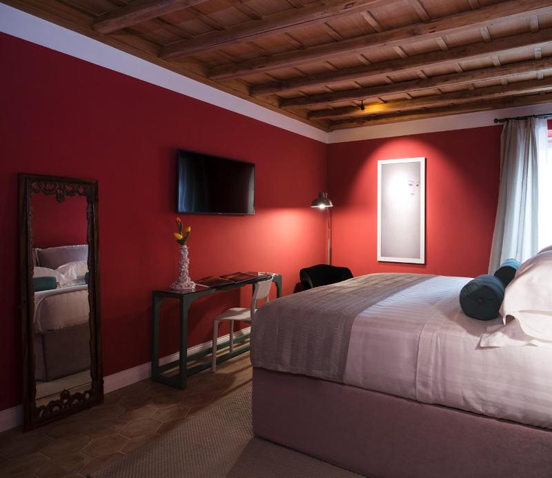 Superior King Room image 4