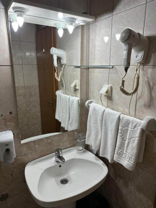 Twin Room image 4