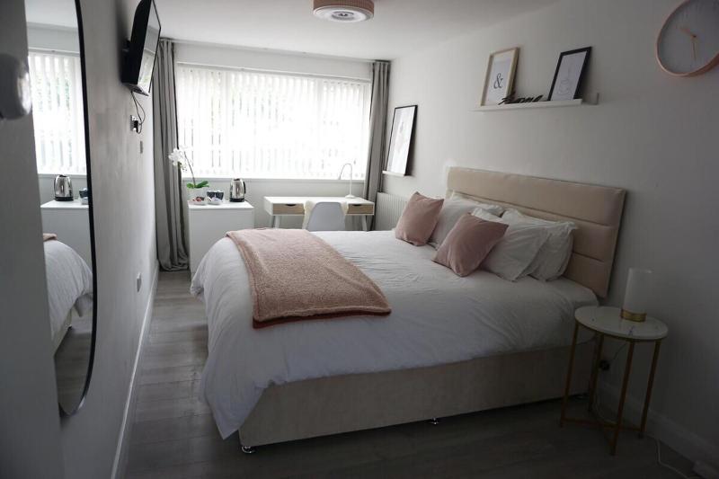 Twin Room with Private Bathroom image 4
