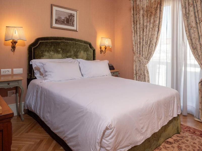 Queen Room image 3
