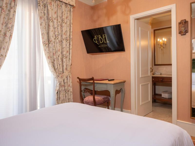 Queen Room image 4
