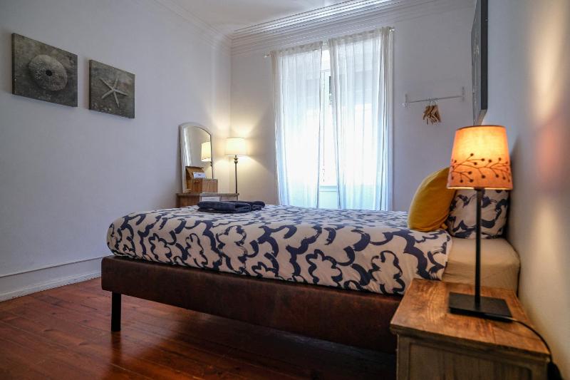 Large Double Room with Shared Bathroom image 3