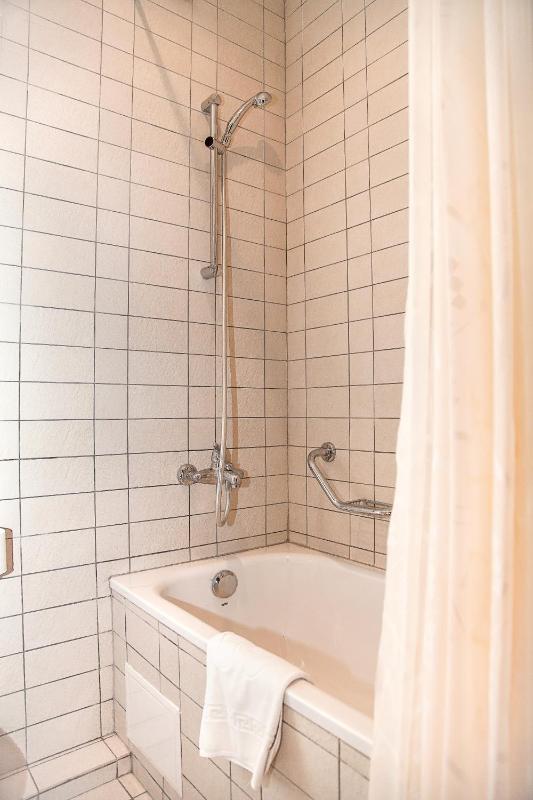 Standard Twin Room image 3