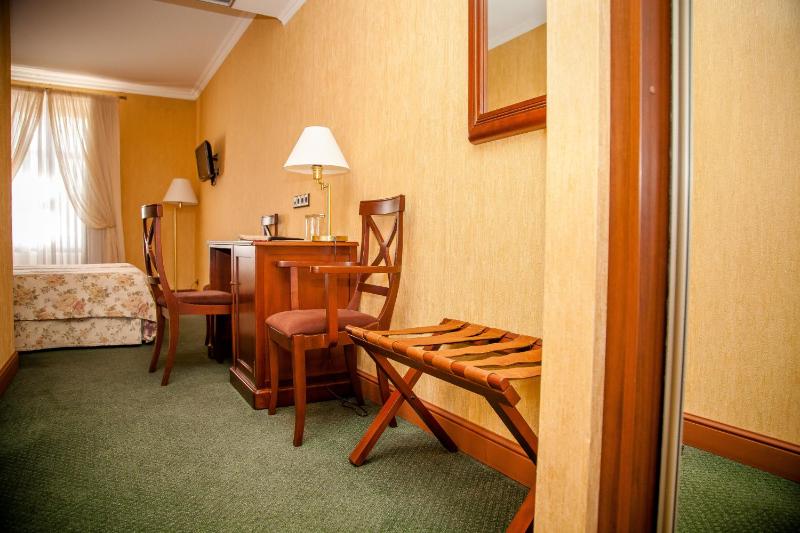 Standard Twin Room image 4