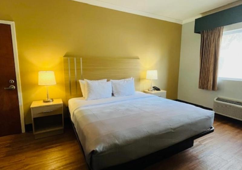 King Room - Non-Smoking image 3