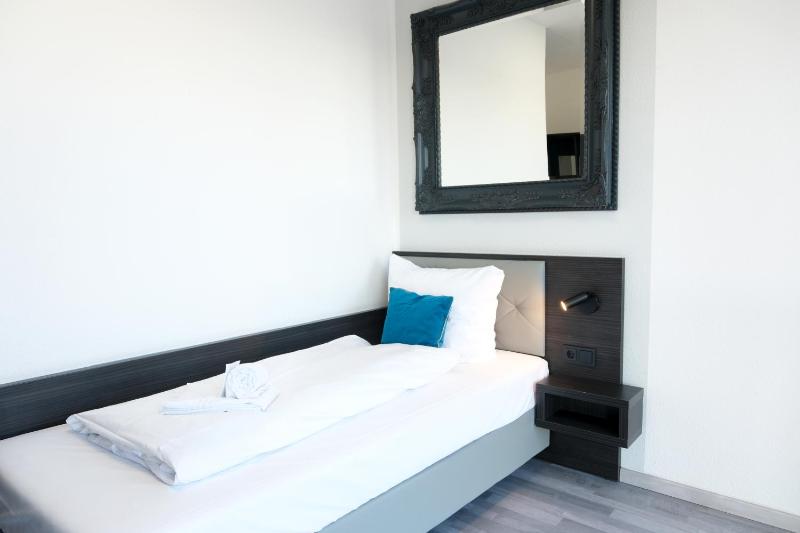 Business Single Room image 1