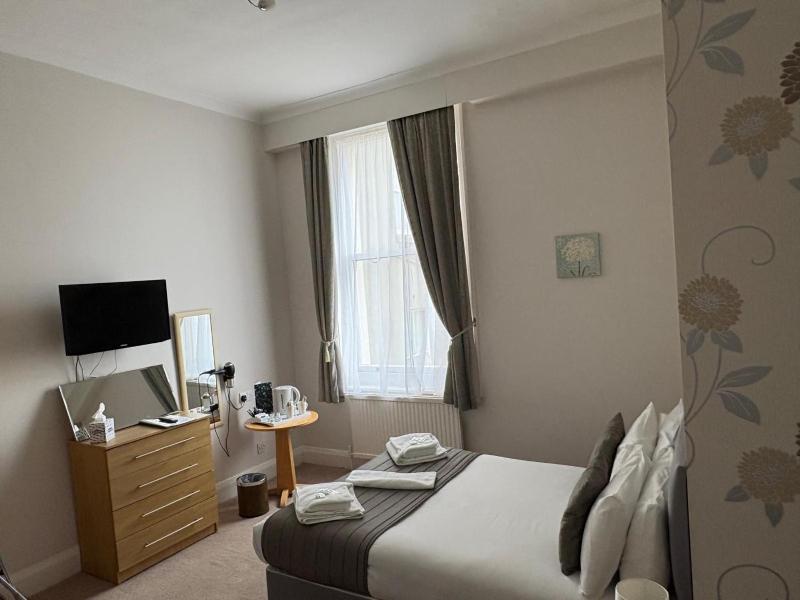 Double Room image 3