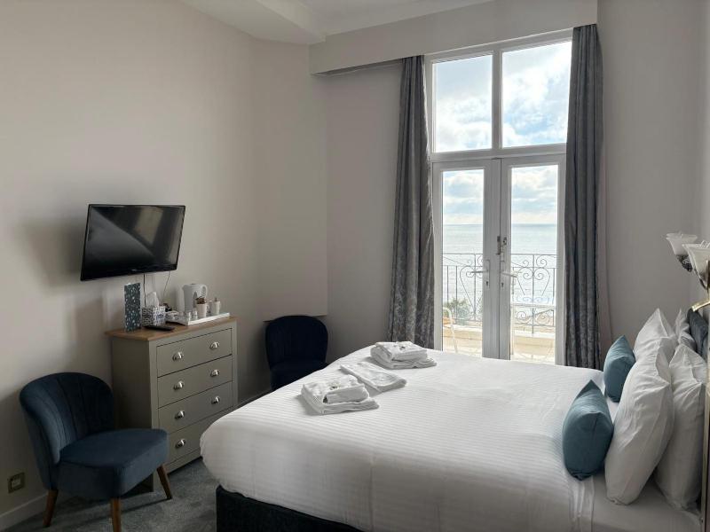 Double Room with Balcony and Sea View image 3
