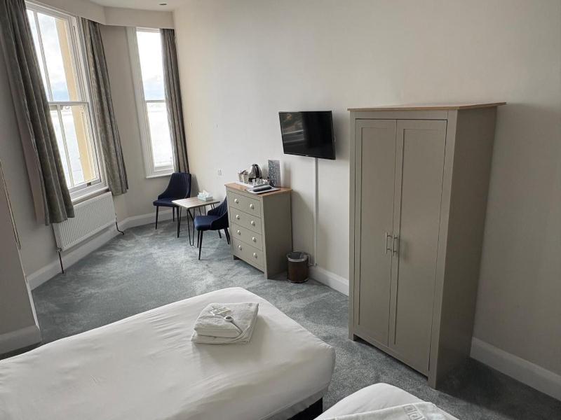 Twin Room with Sea View image 3