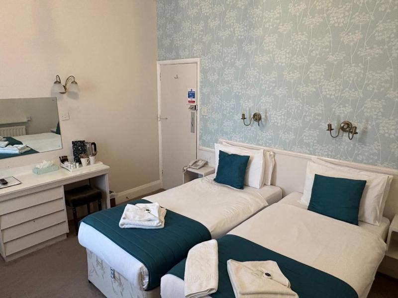 Twin Room image 3