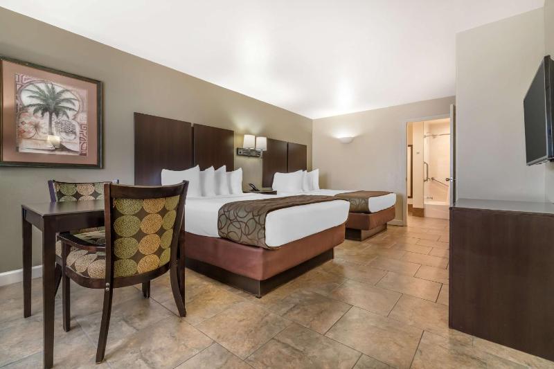 Queen Room with Two Queen Beds and Bathtub - Mobility Access/Non-Smoking/First Floor image 3