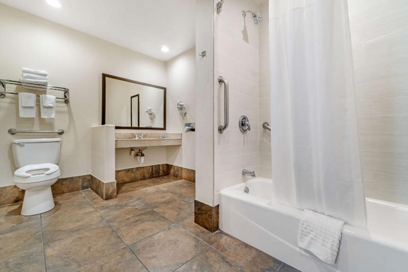 Queen Room with Two Queen Beds and Bathtub - Mobility Access/Non-Smoking/First Floor image 2