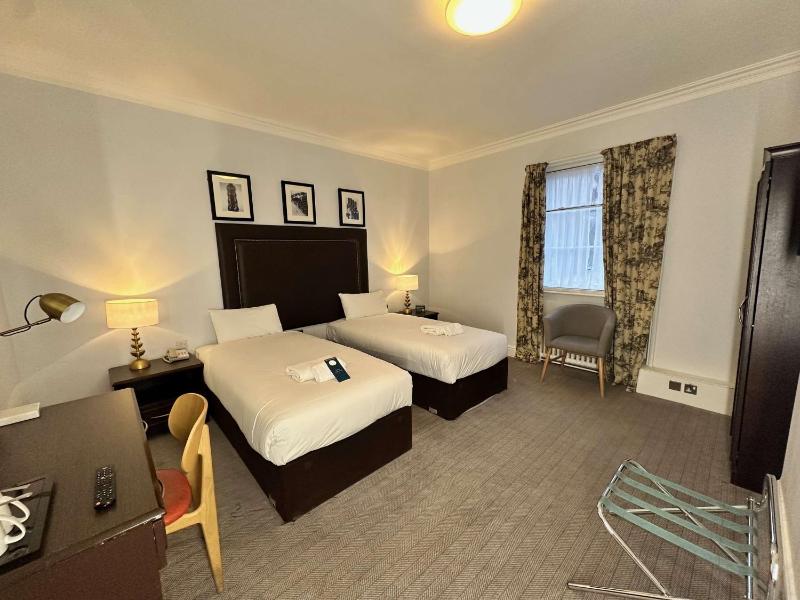 Standard Twin Room image 1