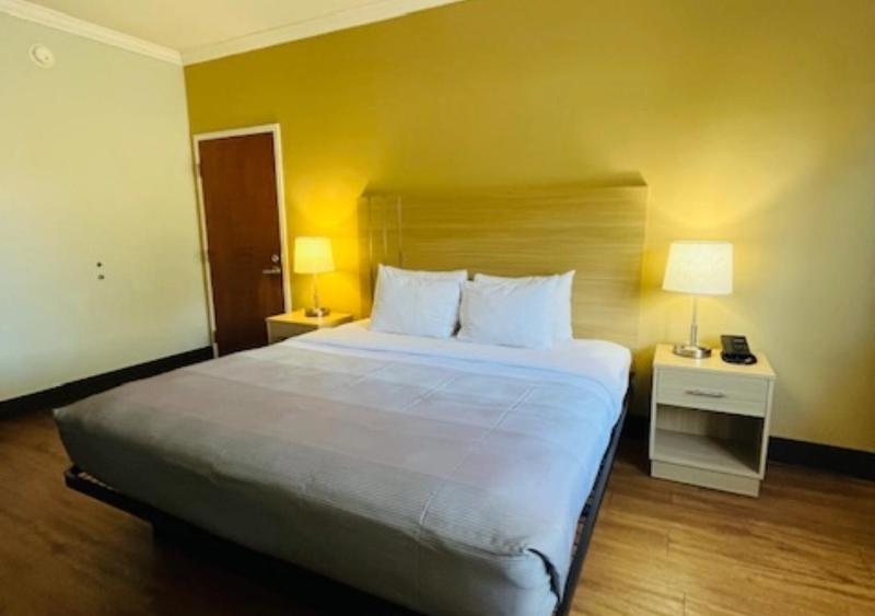 King Room - Non-Smoking image 4