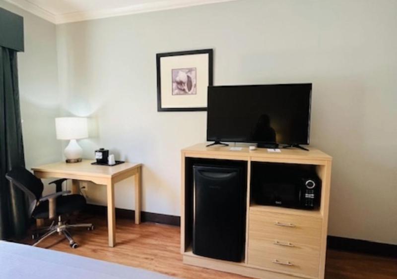 Queen Room with Two Queen Beds - Accessible/Non-Smoking  image 4