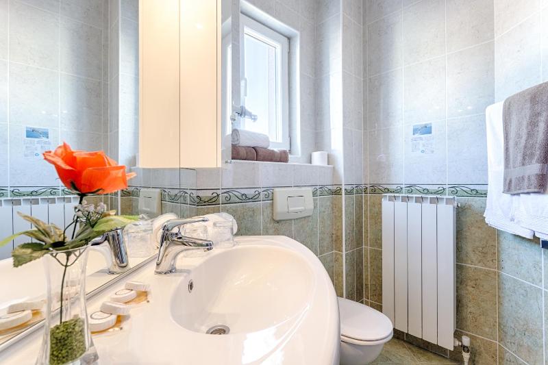 Apartment (4 Adults) with Balcony and Sea View image 4