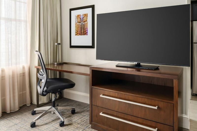 One-Bedroom Queen Suite image 4