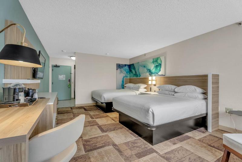 Queen Room with Two Queen Beds - Non-Smoking image 3