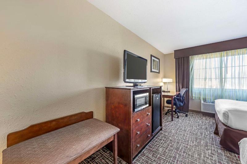Queen Room with Two Queen Beds and Sofa Bed - Non-Smoking image 4