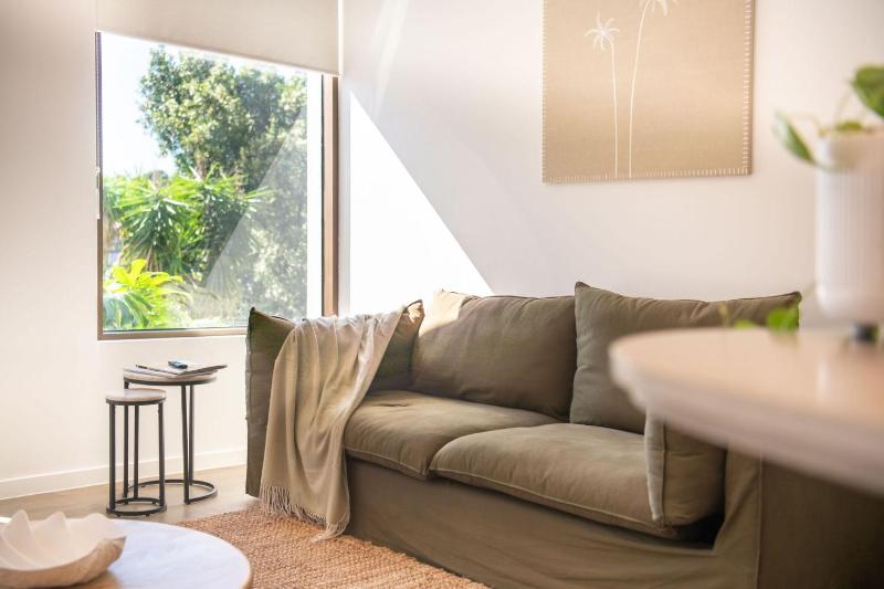 Soleil on Jonson - Luxury Byron Bay Apartment with Rooftop Pool Balcony 2 Bedrooms Above Light Years & Pixie - image 13