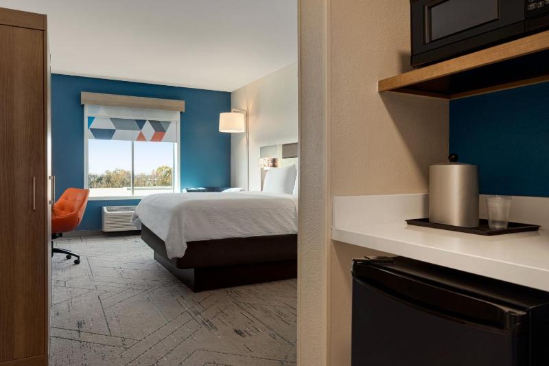 Standard King Room image 3