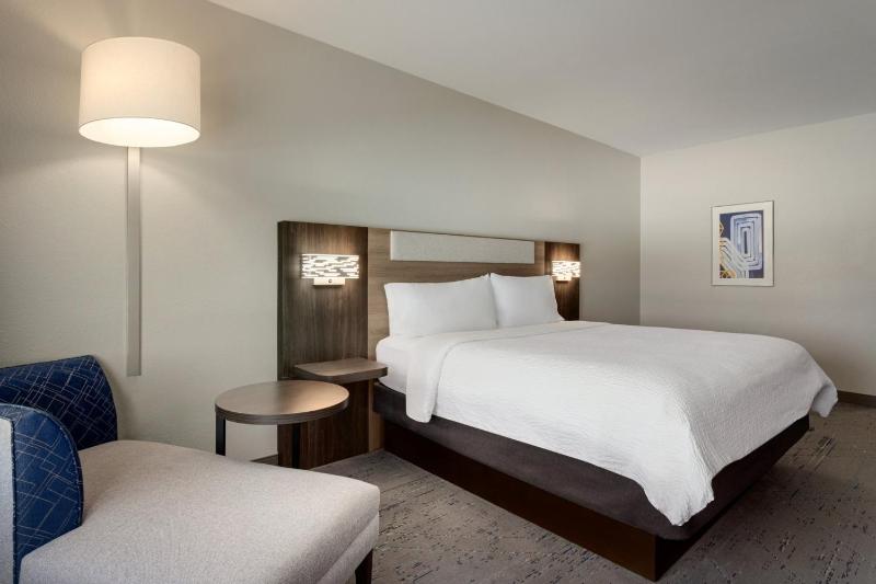 Standard King Room image 2