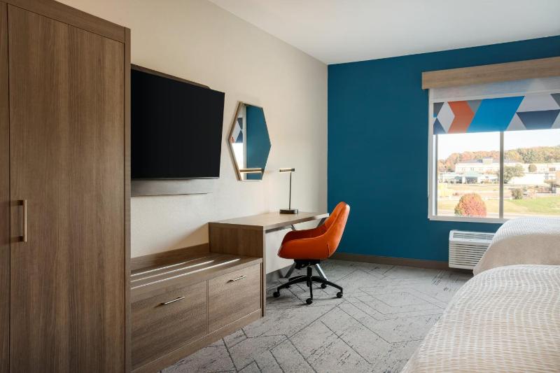 Standard Room with Two Queen Beds image 2