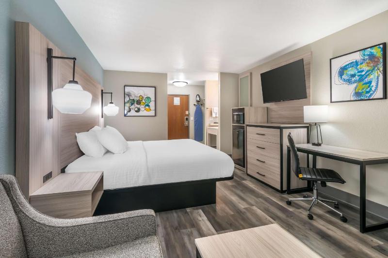 King Room with Sofa Bed - Non-Smoking image 1