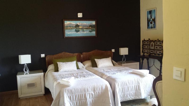 Standard Twin Room with Mountain View image 2