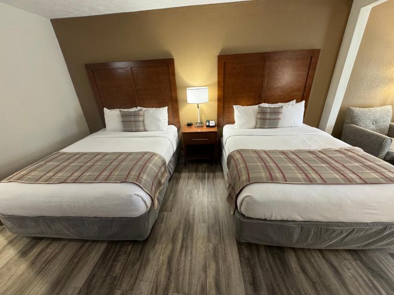 Queen Room with Two Queen Beds - Non-Smoking image 4
