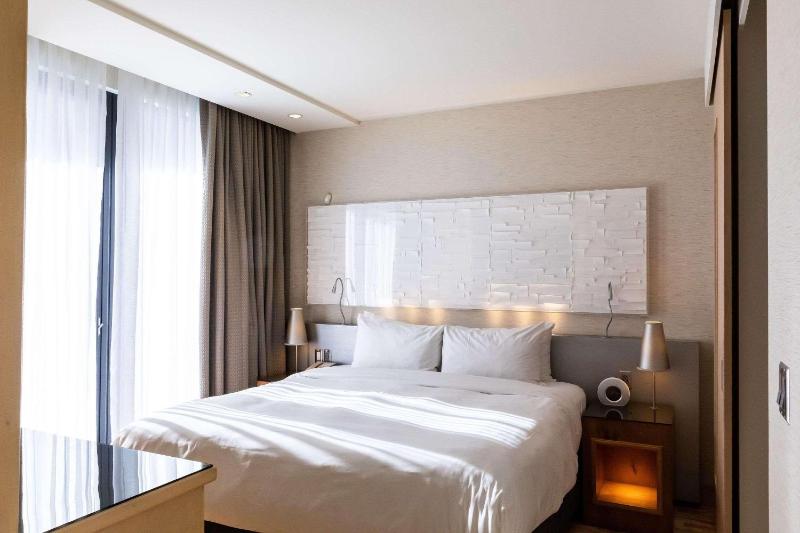 Ambassador King Suite with Park View - Non-Smoking image 1