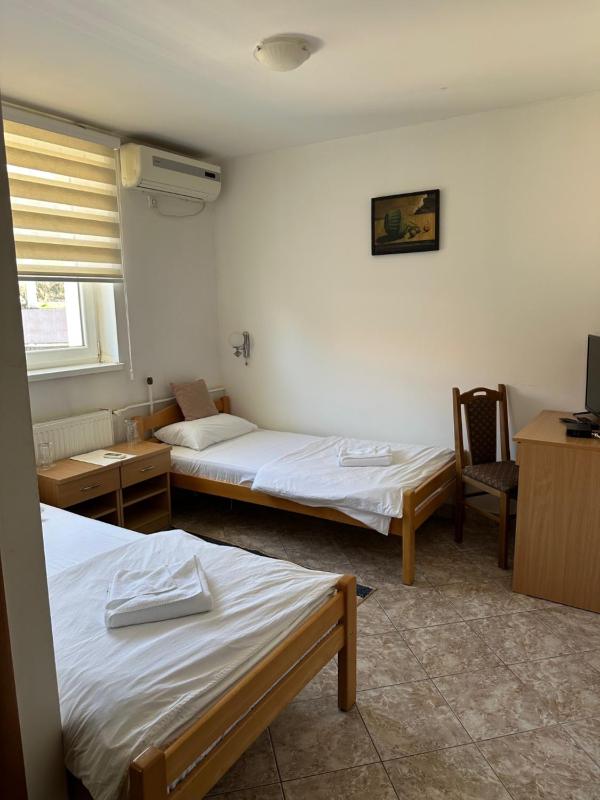 Twin Room image 3