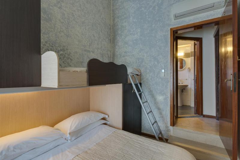 Triple Room with Private Internal Bathroom image 4