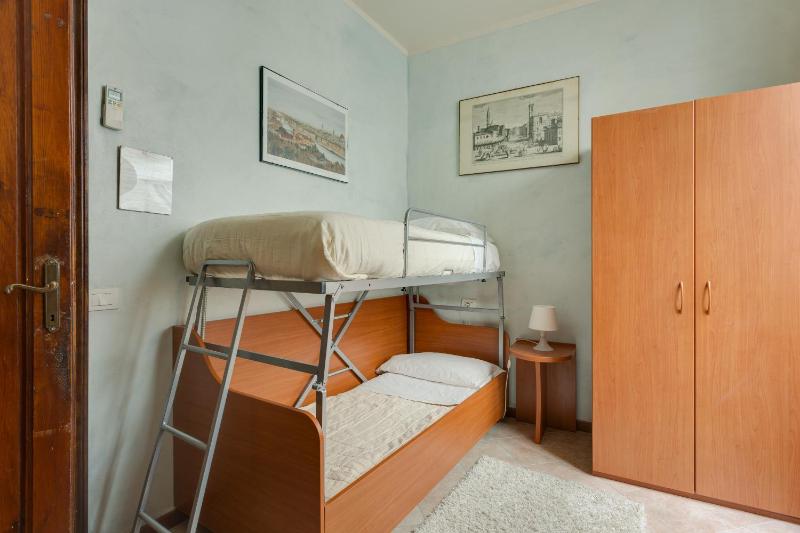 Economy Twin Room with Shared Bathroom image 1