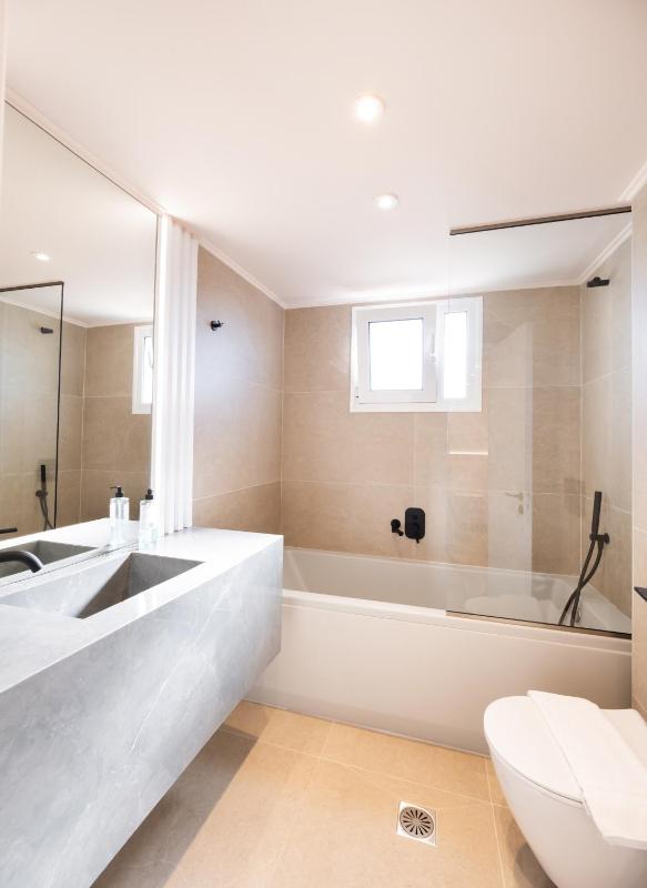King Room with Spa Bath image 4