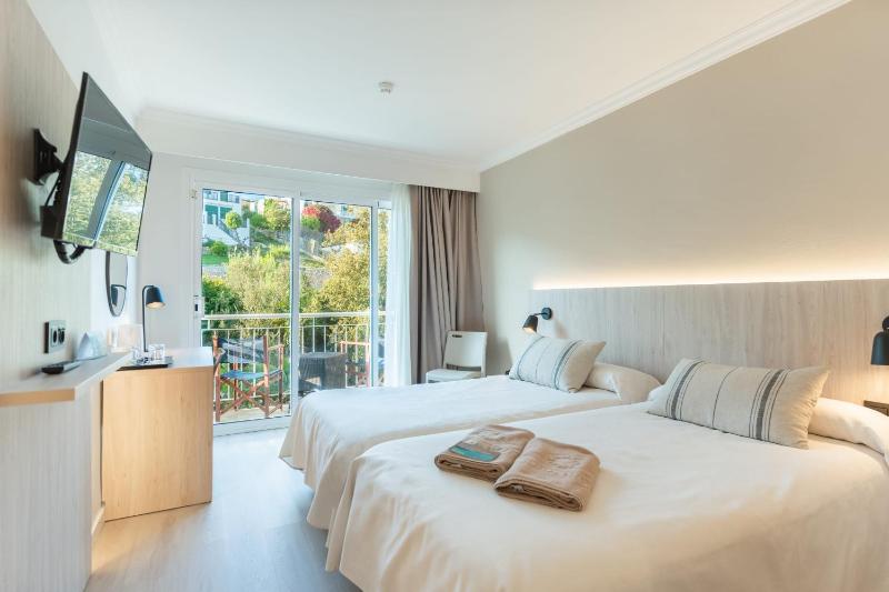 Twin Room with Balcony image 3