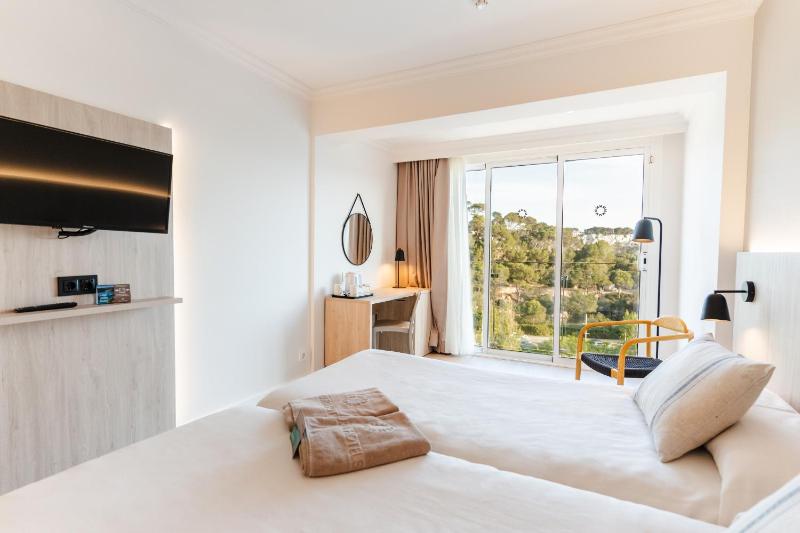 Twin Room with Front View image 4