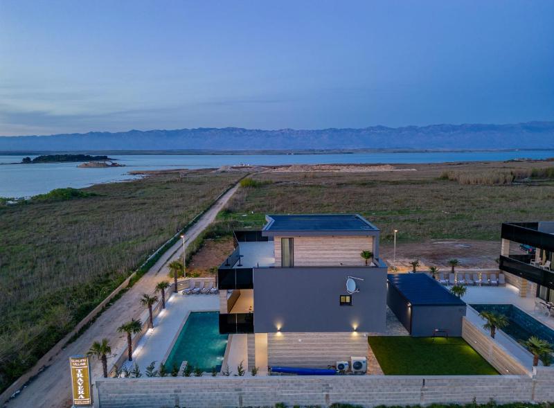 CROWONDER Villa Travera 3 with Heated Swimming Pool - CROWONDER LUXURY RENT - image 5