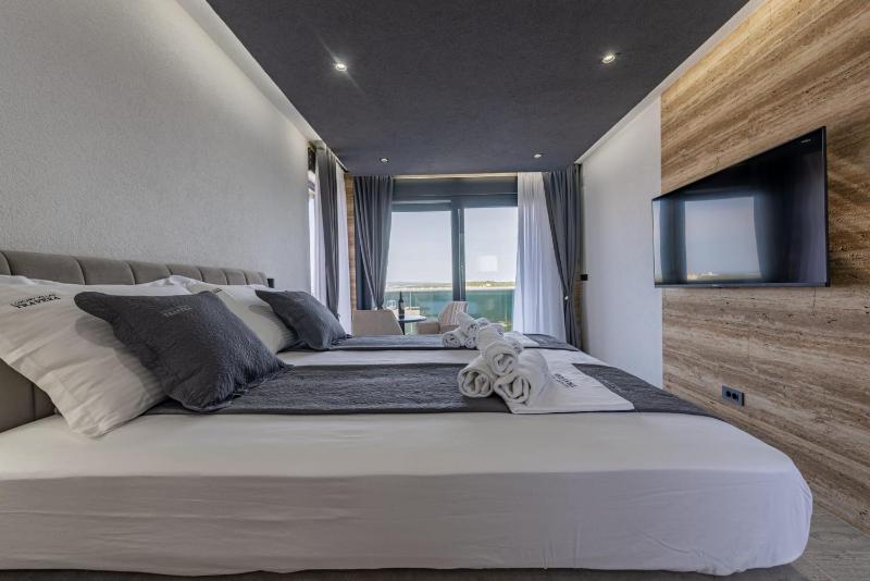 CROWONDER Villa Travera 3 with Heated Swimming Pool - CROWONDER LUXURY RENT - image 27