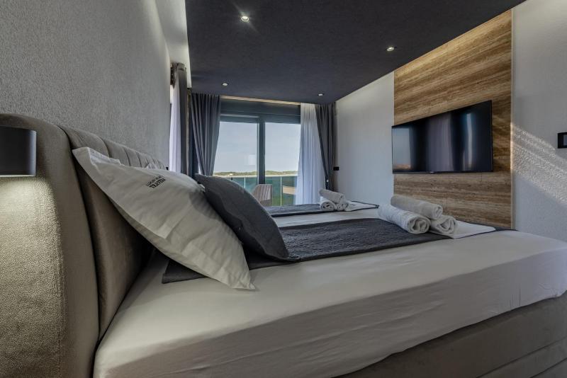 CROWONDER Villa Travera 3 with Heated Swimming Pool - CROWONDER LUXURY RENT - image 6
