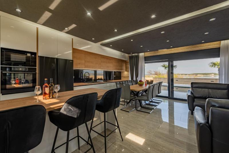 CROWONDER Villa Travera 3 with Heated Swimming Pool - CROWONDER LUXURY RENT - image 9