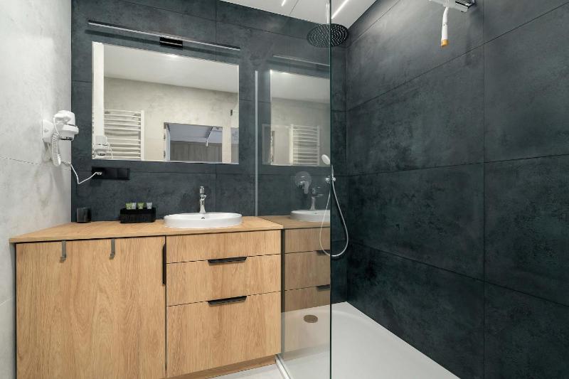 Comfortable Apartment with Air Conditioning by Renters Prestige - image 7