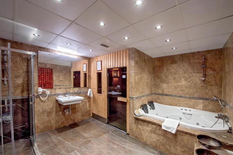 Queen Room with Spa Bath image 3