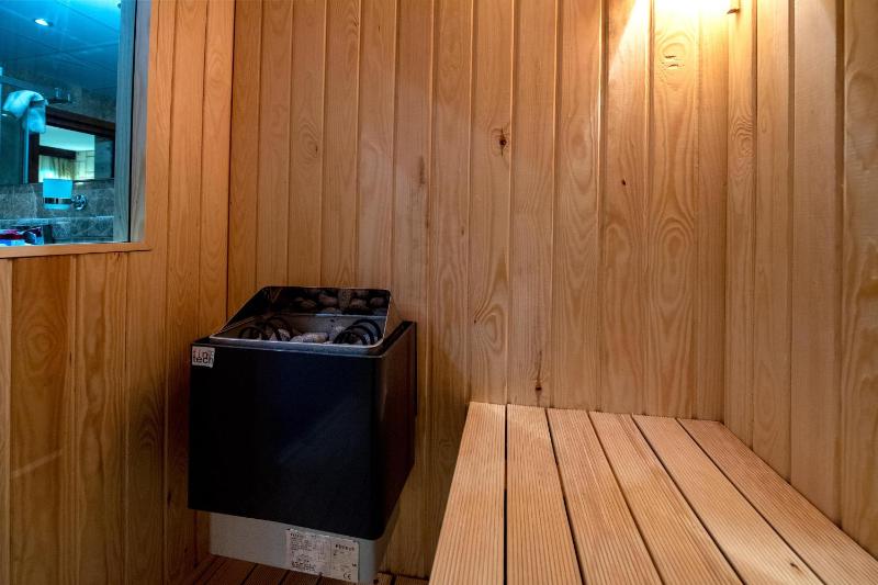 Queen Room with Spa Bath image 2