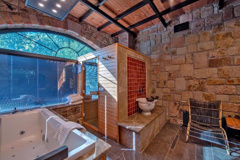 King Room with Lake View image 3