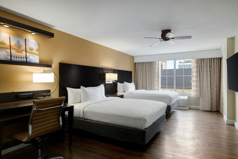 One-Bedroom Queen Suite with Sofa Bed image 3