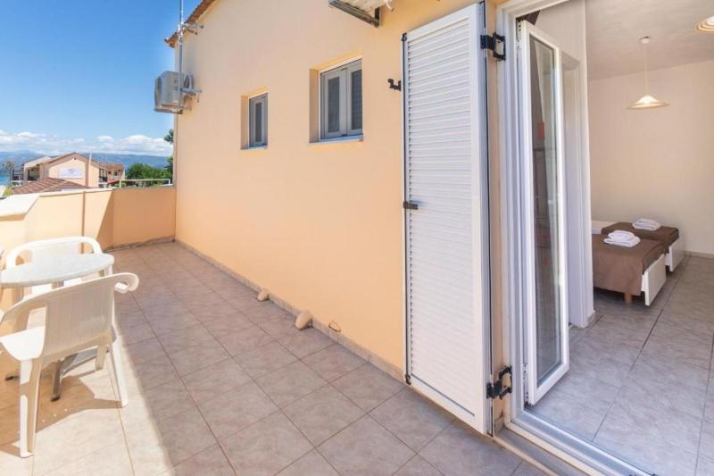 Double or Twin Room with Side Sea View image 2
