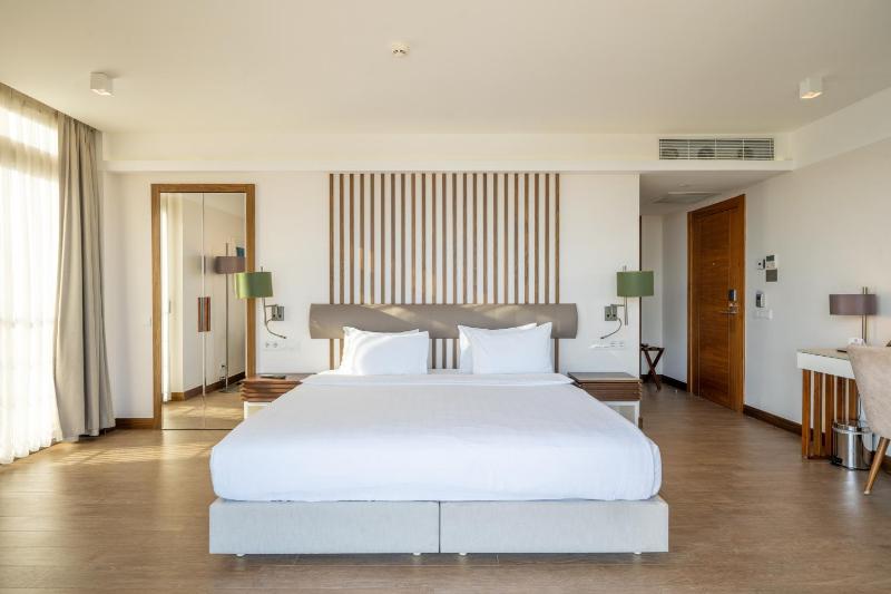 Deluxe Double Room with Sea View image 2