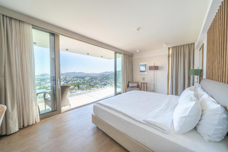 Deluxe Double Room with Sea View image 3